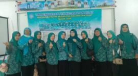 Ketua TP PKK Kecamatan Selat saat foto bersama dengan perwakilan pengurus TP PKK 8 Kelurahan dan 2 Desa