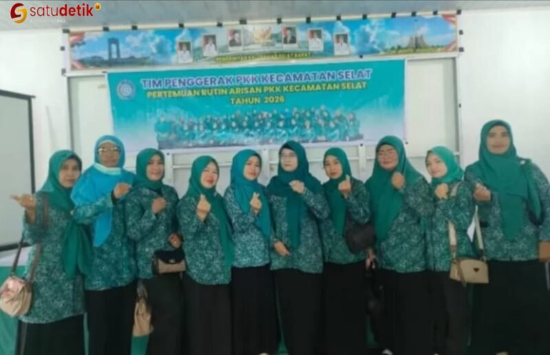 Ketua TP PKK Kecamatan Selat saat foto bersama dengan perwakilan pengurus TP PKK 8 Kelurahan dan 2 Desa