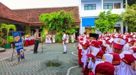 Kasat Lantas Polres Lumajang saat menggelar program Police Goes to School di SD Negeri Tompokersan 3