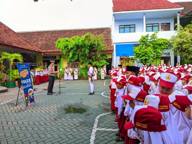 Kasat Lantas Polres Lumajang saat menggelar program Police Goes to School di SD Negeri Tompokersan 3