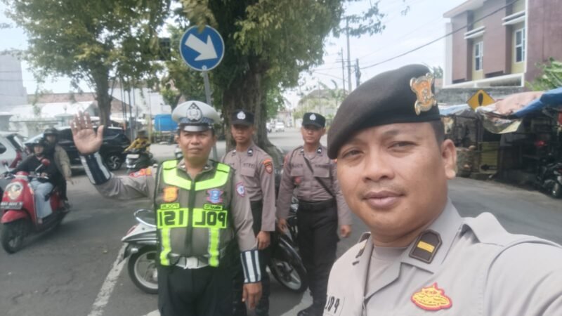 Petugas saat melakukan pengaturan lalu lintas di Masjid Agung Lumajang