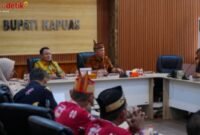 Foto Sekda Kabupaten Kapuas saat memimpin Rakor Penyusunan Laporan Kinerja Pelaksanaan Program Strategis Nasional  (PRO-SN)