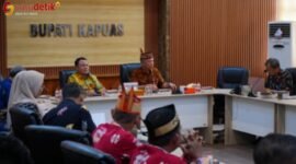Foto Sekda Kabupaten Kapuas saat memimpin Rakor Penyusunan Laporan Kinerja Pelaksanaan Program Strategis Nasional  (PRO-SN)