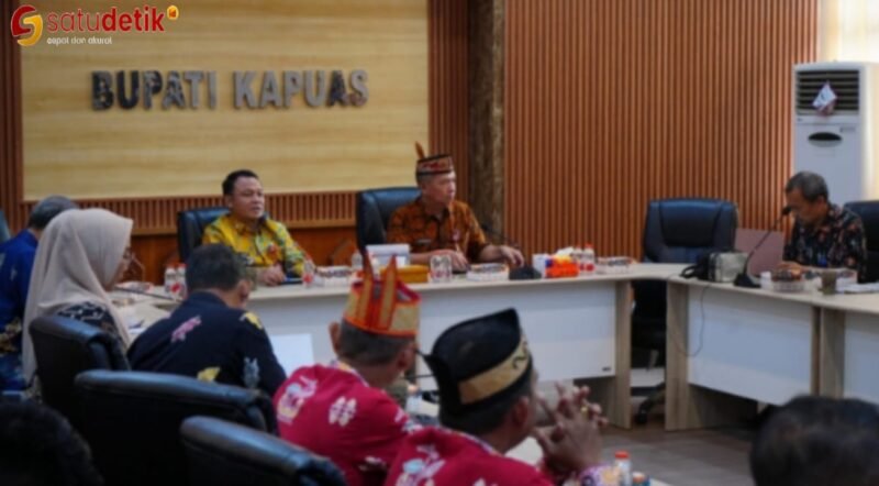 Foto Sekda Kabupaten Kapuas saat memimpin Rakor Penyusunan Laporan Kinerja Pelaksanaan Program Strategis Nasional  (PRO-SN)