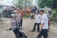 Tim PUPRPKP saat croscek kondisi jalan pinggi sungai Jalan Kapuas Seberang I