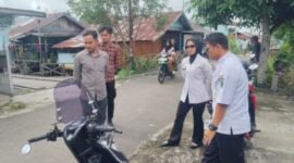 Tim PUPRPKP saat croscek kondisi jalan pinggi sungai Jalan Kapuas Seberang I
