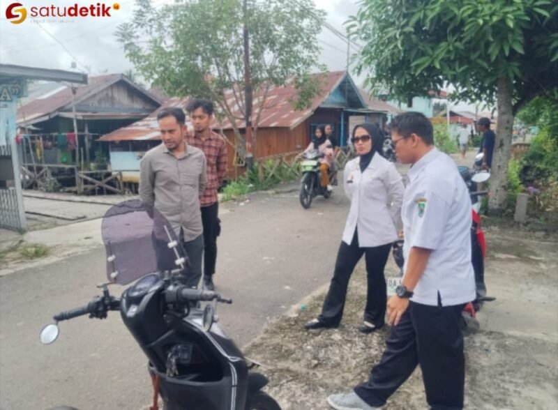 Tim PUPRPKP saat croscek kondisi jalan pinggi sungai Jalan Kapuas Seberang I