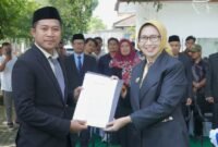 Bupati Lumajang saat menyerahkan SK PLT Perumda Semeru