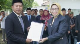 Bupati Lumajang saat menyerahkan SK PLT Perumda Semeru