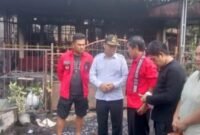 Asisten Pemerintah dan Kesejahteraan Sekda Pemkab Kapuas saat meninjau kondisi rumah warga yang kebakaran
