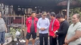 Asisten Pemerintah dan Kesejahteraan Sekda Pemkab Kapuas saat meninjau kondisi rumah warga yang kebakaran