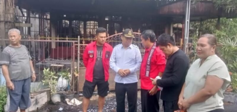 Asisten Pemerintah dan Kesejahteraan Sekda Pemkab Kapuas saat meninjau kondisi rumah warga yang kebakaran