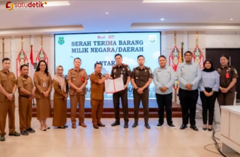 Foto Bupati Kapuas saat serah terima Barang Milik Negara /Barang Milik Daerah dengan Kejari