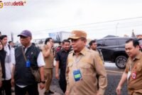 Foto Bupati Kapuas HM. Wiyatno didampingi Sekda Dr. Usis I sengkai saat menghadiri peresmian Sekolah Rakyat di Banjarbaru