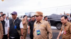 Foto Bupati Kapuas HM. Wiyatno didampingi Sekda Dr. Usis I sengkai saat menghadiri peresmian Sekolah Rakyat di Banjarbaru