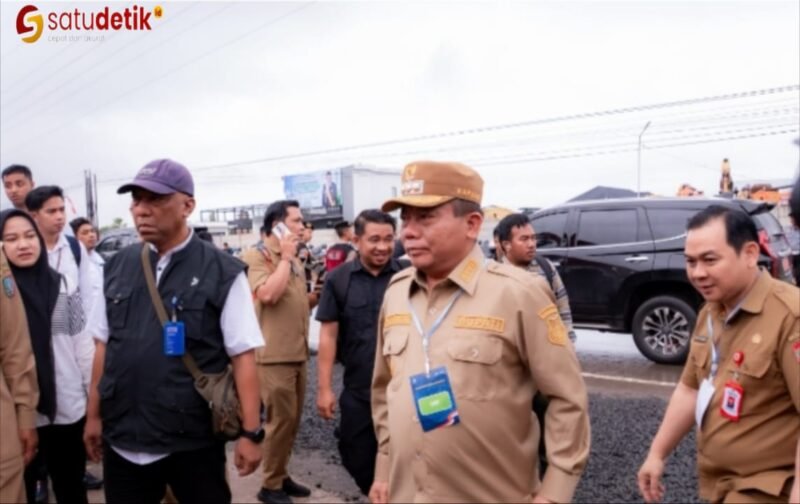 Foto Bupati Kapuas HM. Wiyatno didampingi Sekda Dr. Usis I sengkai saat menghadiri peresmian Sekolah Rakyat di Banjarbaru