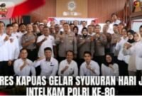 Kapolres Kapuas AKBP Gede Eka Yudharma saat foto bersama Kasat Intelkam bersama seluruh anggota dan Kanit Polsek jajaran diacara syukuran Hari Jadi Intelijen ke -80