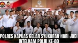 Kapolres Kapuas AKBP Gede Eka Yudharma saat foto bersama Kasat Intelkam bersama seluruh anggota dan Kanit Polsek jajaran diacara syukuran Hari Jadi Intelijen ke -80