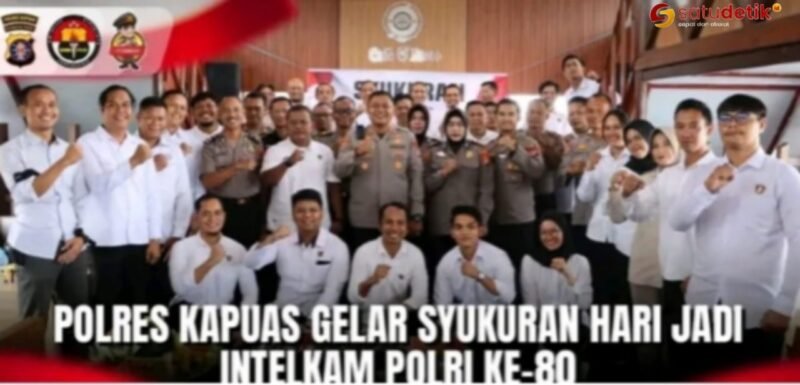 Kapolres Kapuas AKBP Gede Eka Yudharma saat foto bersama Kasat Intelkam bersama seluruh anggota dan Kanit Polsek jajaran diacara syukuran Hari Jadi Intelijen ke -80