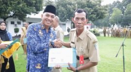 Sekda Lumajang saat menyerahkan tali asih dan piagam penghargaan kepada ASN yang memasuki masa purna tugas