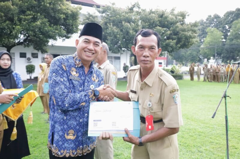 Sekda Lumajang saat menyerahkan tali asih dan piagam penghargaan kepada ASN yang memasuki masa purna tugas