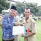 Sekda Lumajang saat menyerahkan tali asih dan piagam penghargaan kepada ASN yang memasuki masa purna tugas