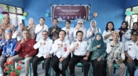 Foto bersama Kepala Dinas Pendidikan be4rsama para dewan guru dan jajaran Muspika Selat