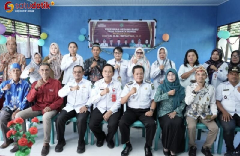 Foto bersama Kepala Dinas Pendidikan be4rsama para dewan guru dan jajaran Muspika Selat