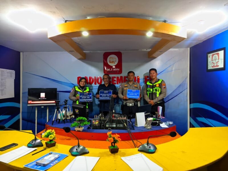 Kanit Kamsel Satlantas Polres Lumajang bersama anggota