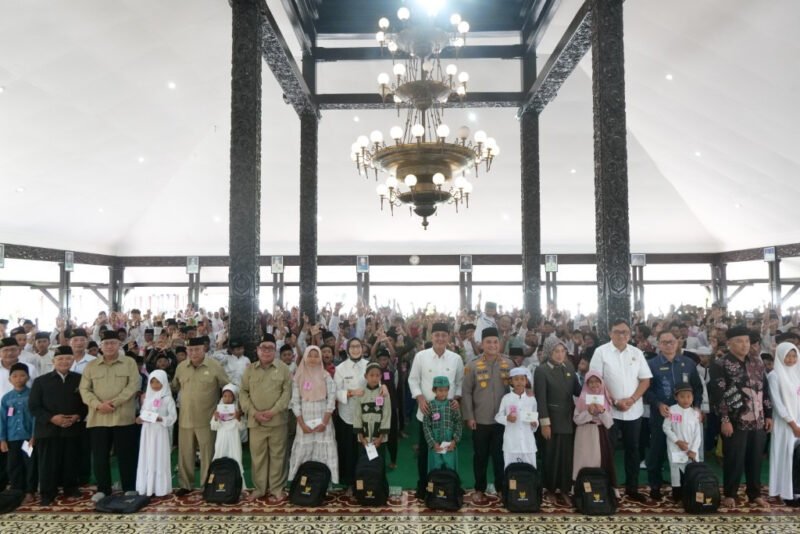 Bupati bersama Baznas saat foto bersama dengan anak yatim usai acara santunan
