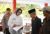 Bupati Lumajang Ir. Hj. Indah Amperawati, M.Si saat menyerahkan bantuan Dana Tunggu Hunian kepada 43 KK terdampak aktivitas vulkanik Gunung Semeru