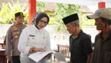Bupati Lumajang Ir. Hj. Indah Amperawati, M.Si saat menyerahkan bantuan Dana Tunggu Hunian kepada 43 KK terdampak aktivitas vulkanik Gunung Semeru