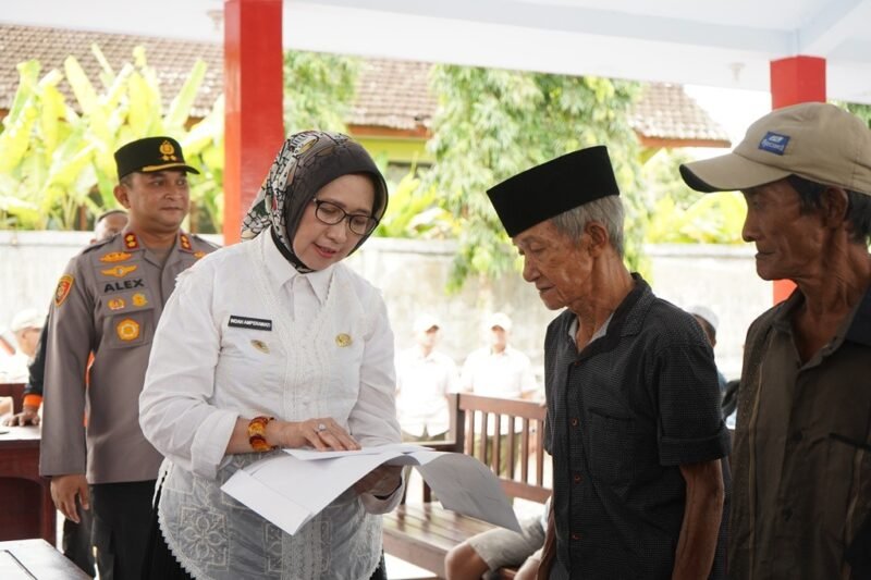 Bupati Lumajang Ir. Hj. Indah Amperawati, M.Si saat menyerahkan bantuan Dana Tunggu Hunian kepada 43 KK terdampak aktivitas vulkanik Gunung Semeru