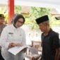 Bupati Lumajang Ir. Hj. Indah Amperawati, M.Si saat menyerahkan bantuan Dana Tunggu Hunian kepada 43 KK terdampak aktivitas vulkanik Gunung Semeru