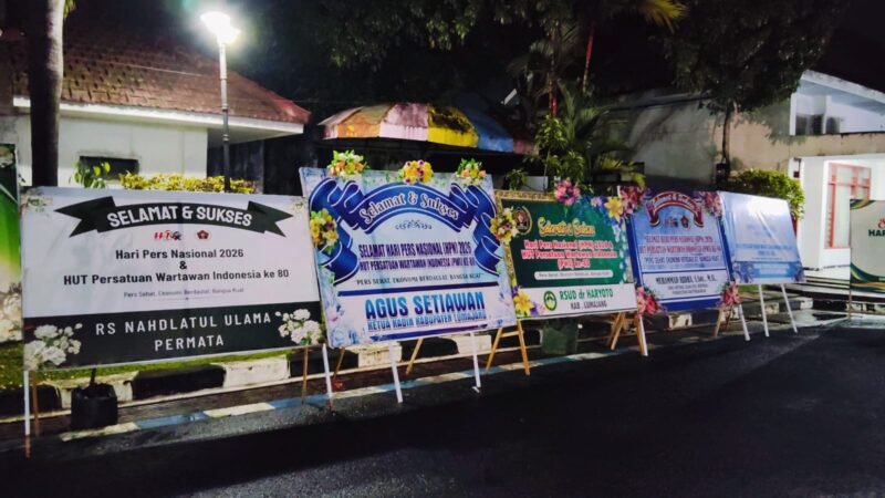 Puluhan karangan bunga ucapan HPN di Pendopo Arya Wiraraja Lumajang