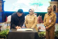 Bupati Lumajang saat membuka High Level Meeting TPID