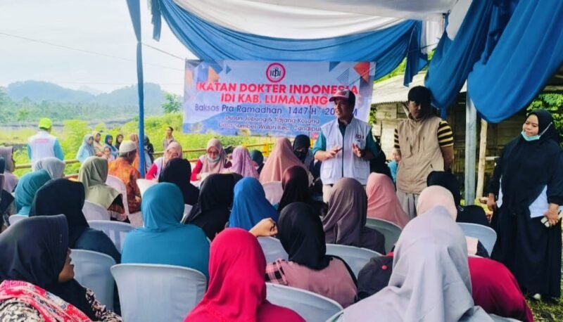 Ketua IDI Cabang Lumajang di acara bhakti sosial di Desa Sumberwuluh Candipuro