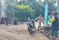 Proses perbaikan jalan yang dilakukan warga