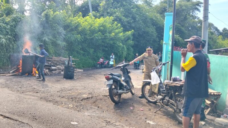 Proses perbaikan jalan yang dilakukan warga