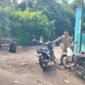 Proses perbaikan jalan yang dilakukan warga