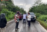 Bupati Kapuas saat meniinjau kondisi jalan di Kecamatan Mantangai