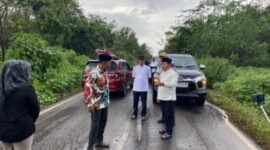 Bupati Kapuas saat meniinjau kondisi jalan di Kecamatan Mantangai