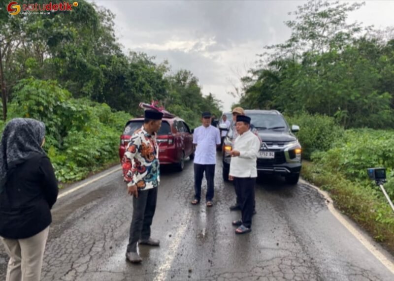 Bupati Kapuas saat meniinjau kondisi jalan di Kecamatan Mantangai