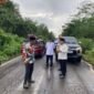 Bupati Kapuas saat meniinjau kondisi jalan di Kecamatan Mantangai