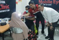 Wakil Bupati Lumajang saat meninjau salah satu peserta operasi katarak gratis di GUPDI Lumajang