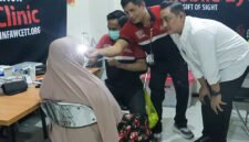 Wakil Bupati Lumajang saat meninjau salah satu peserta operasi katarak gratis di GUPDI Lumajang