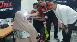 Wakil Bupati Lumajang saat meninjau salah satu peserta operasi katarak gratis di GUPDI Lumajang