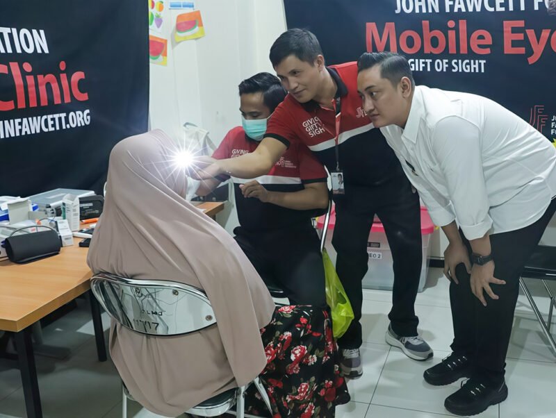 Wakil Bupati Lumajang saat meninjau salah satu peserta operasi katarak gratis di GUPDI Lumajang