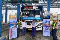 Petugas gabungan Lalu Lintas dan Dinas Perhubungan Lumajang saat melakukan Ramp check di Terminal Wonorejo
