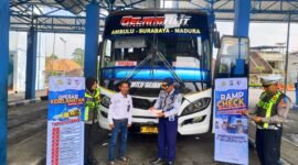 Petugas gabungan Lalu Lintas dan Dinas Perhubungan Lumajang saat melakukan Ramp check di Terminal Wonorejo